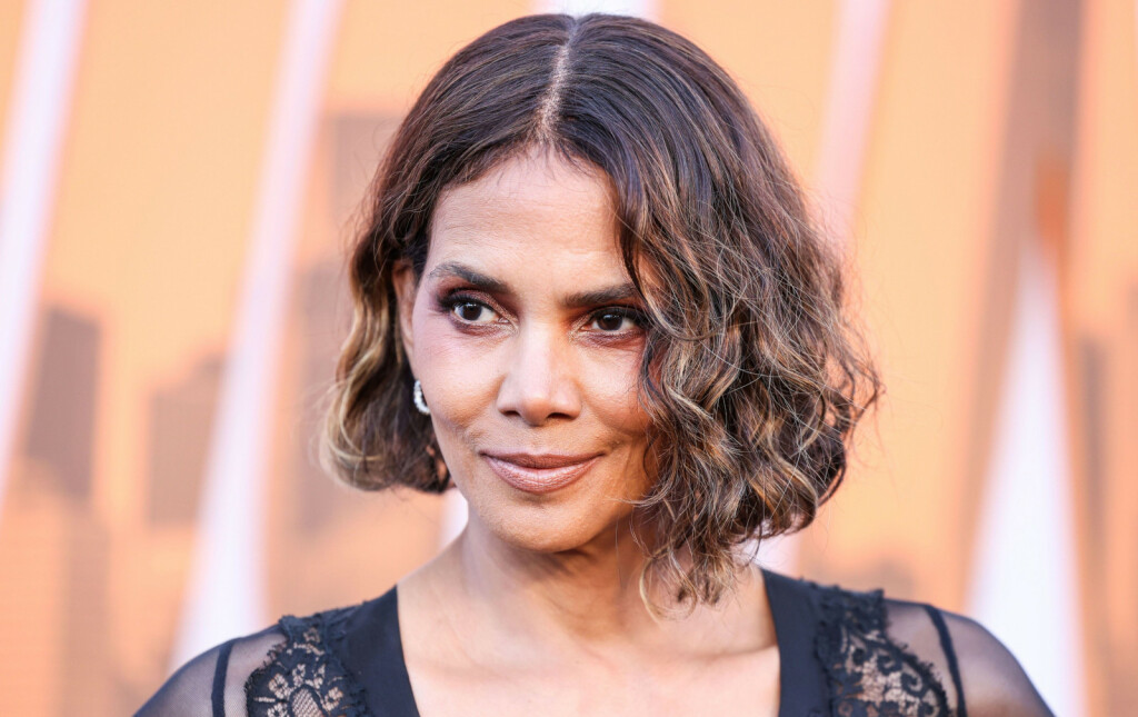 Halle Berry u vrećastim trapericama i bluzi brenda Marni - 6