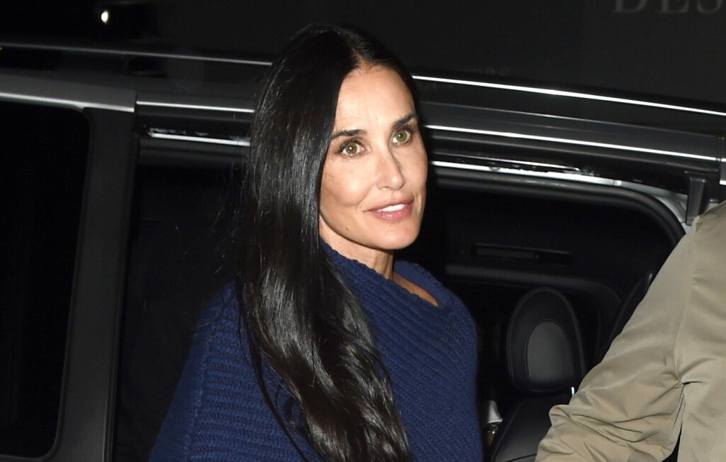 Demi Moore u kožnatim hlačama i puloveru s potpisom Victorije Beckham - 4