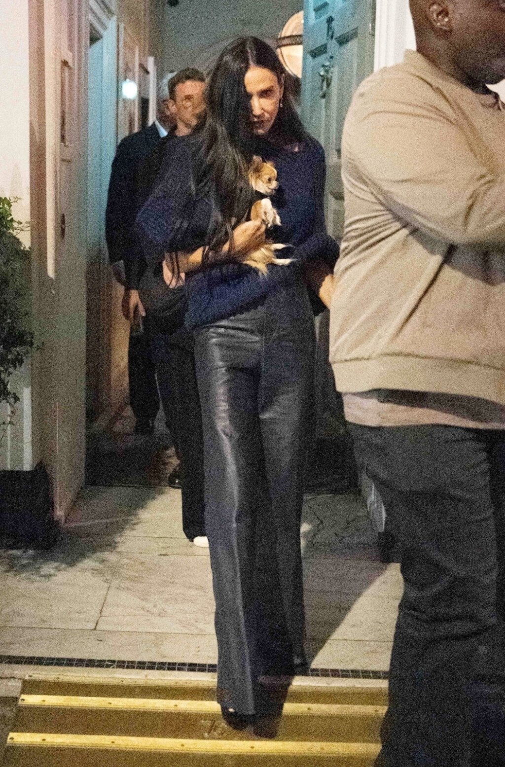 Demi Moore u kožnatim hlačama i puloveru s potpisom Victorije Beckham