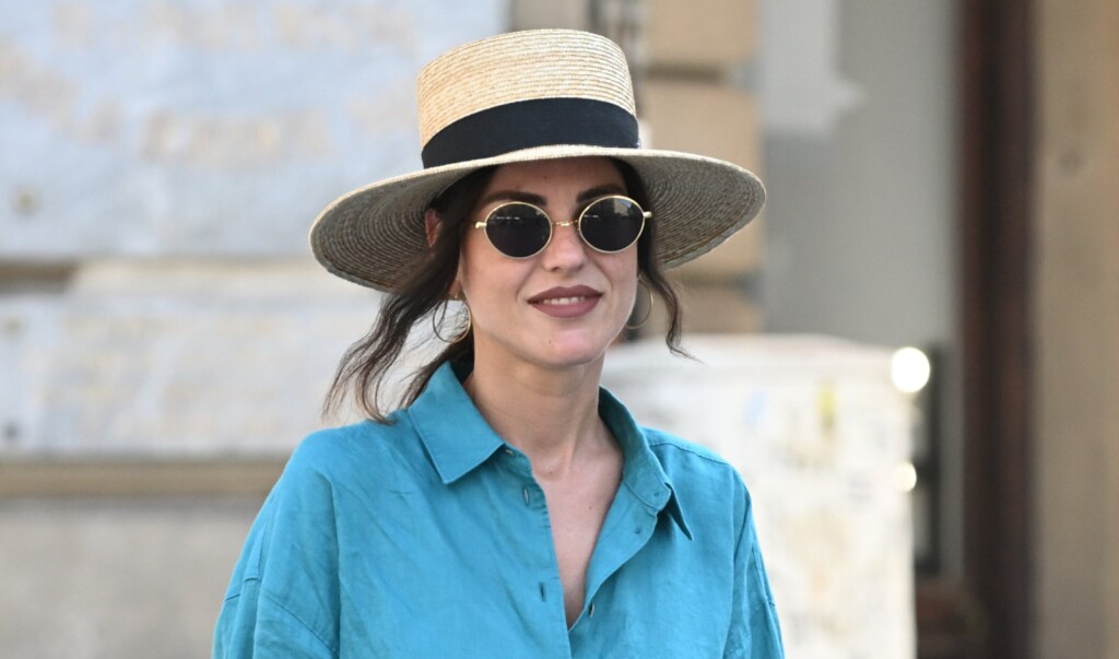 Street style u udobnom ljetnom kompletu i espadrilama