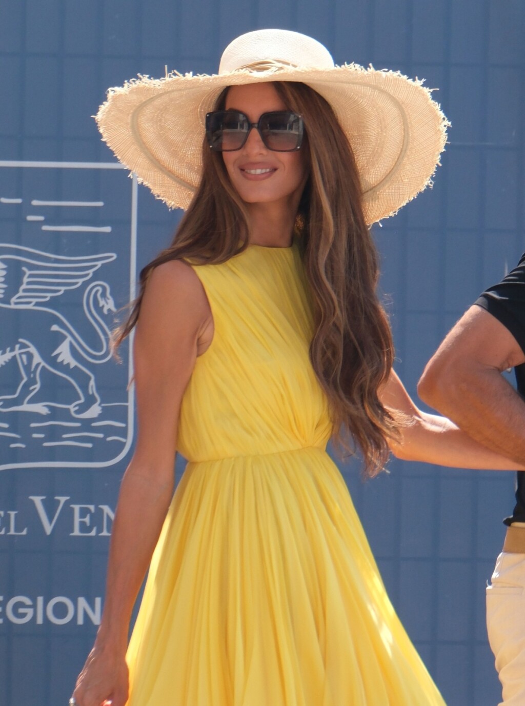 Amal Clooney u žutoj haljini u Veneciji