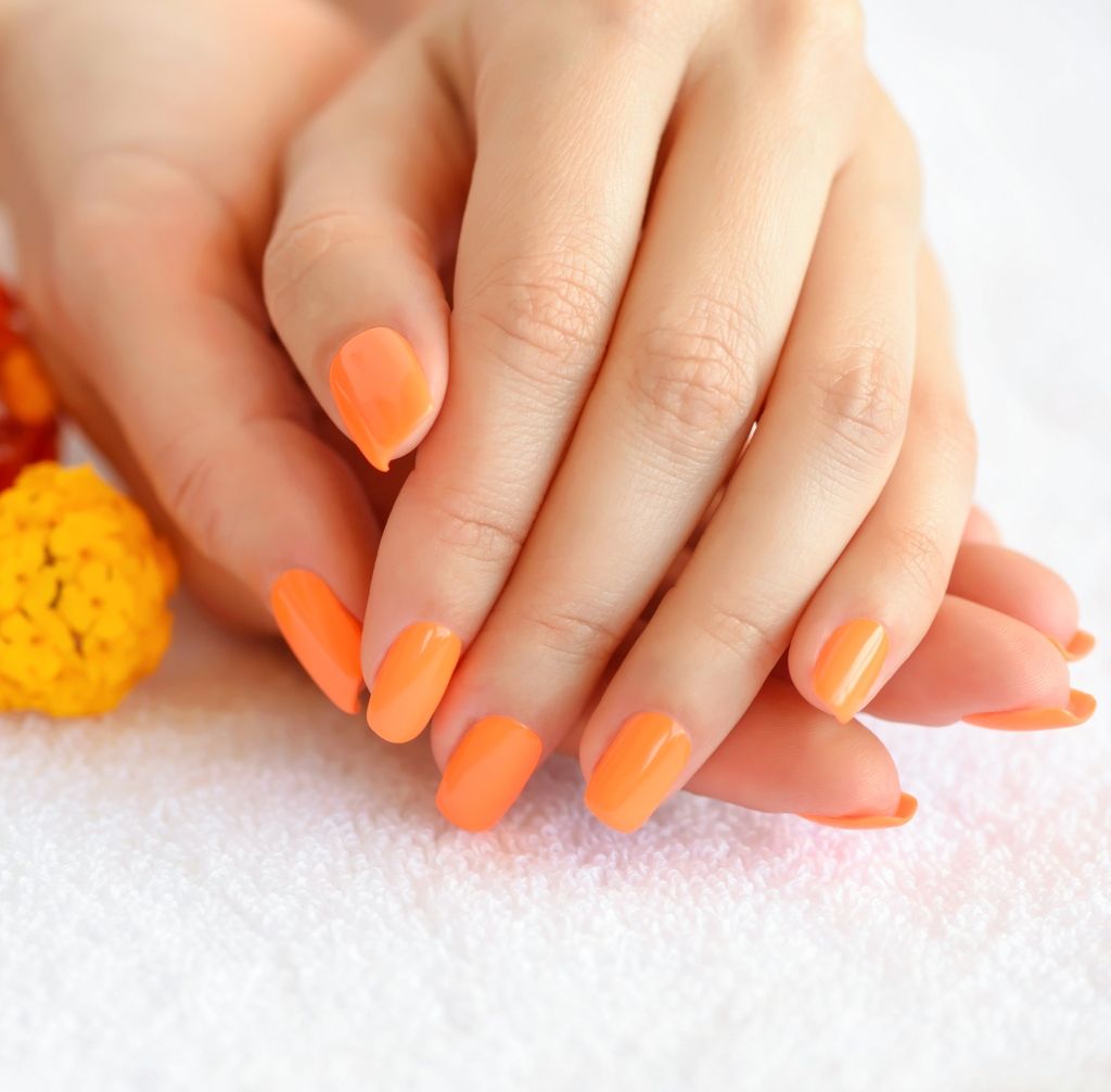 Narančaste manikure hit su opcija za ljeto
