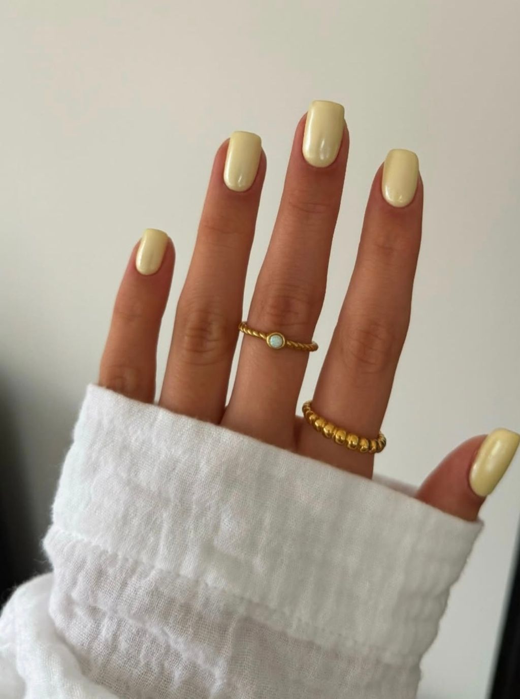 Žuta manikura izvrsno ide uz preplanuli ten