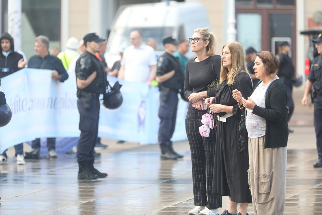 Molitelji na zagrebačkom Trgu bana Jelačića, 2. kolovoza 2025. godine - 2