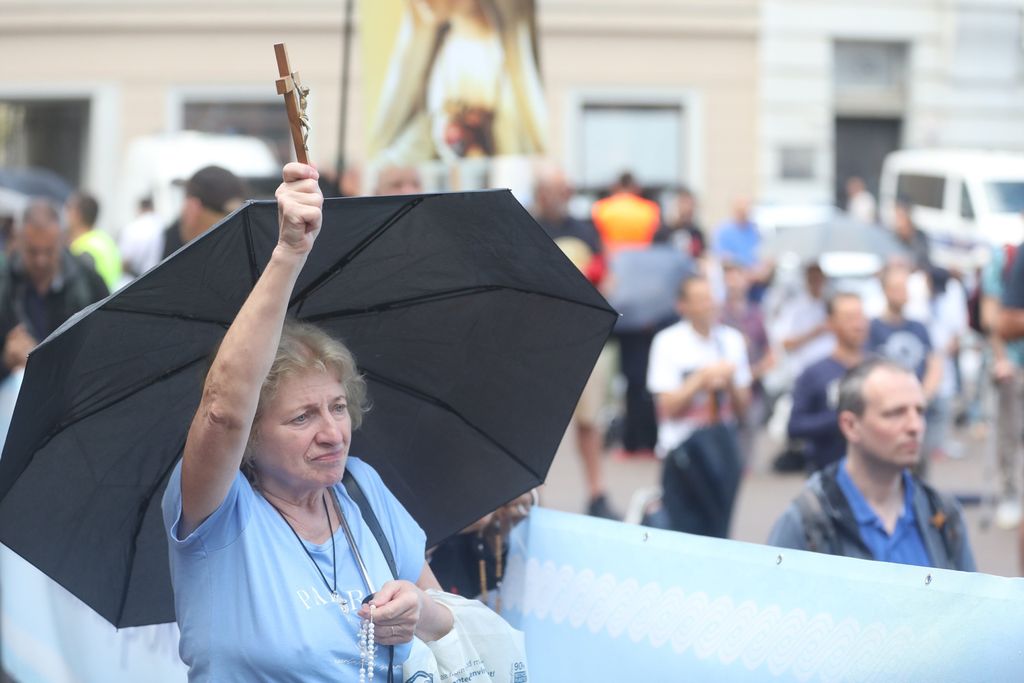 Molitelji na zagrebačkom Trgu bana Jelačića, 2. kolovoza 2025. godine - 2