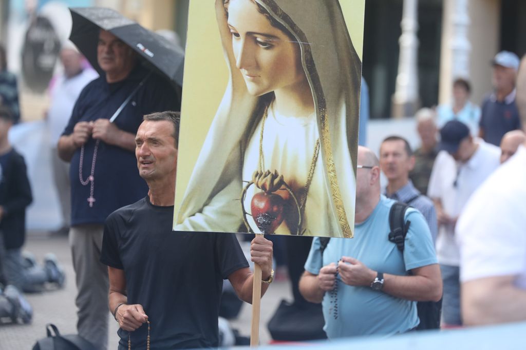 Molitelji na zagrebačkom Trgu bana Jelačića, 2. kolovoza 2025. godine - 2