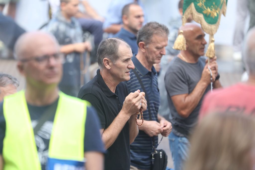 Molitelji na zagrebačkom Trgu bana Jelačića, 2. kolovoza 2025. godine - 2