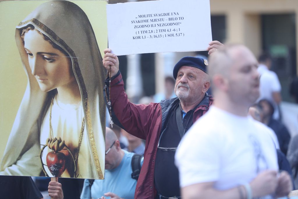 Molitelji na zagrebačkom Trgu bana Jelačića, 2. kolovoza 2025. godine - 2