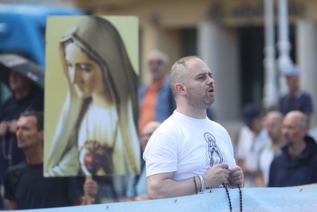 Molitelji na zagrebačkom Trgu bana Jelačića, 2. kolovoza 2025. godine - 2