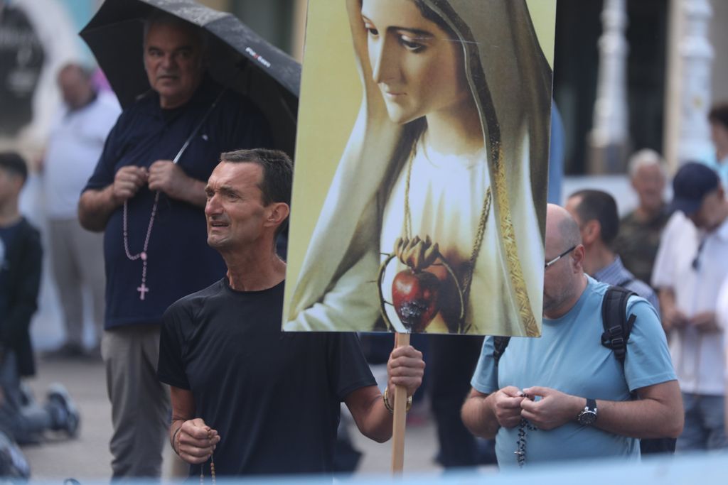 Molitelji na zagrebačkom Trgu bana Jelačića, 2. kolovoza 2025. godine - 2