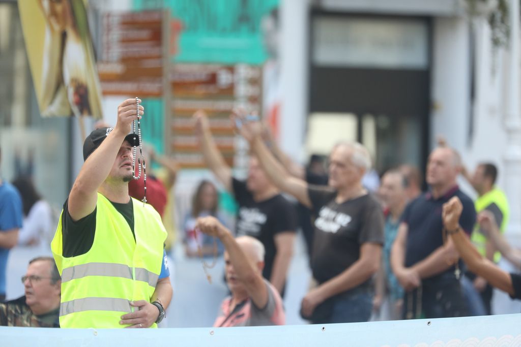 Molitelji na zagrebačkom Trgu bana Jelačića, 2. kolovoza 2025. godine - 2