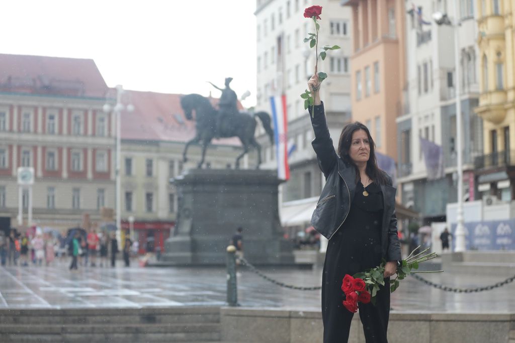 Molitelji na zagrebačkom Trgu bana Jelačića, 2. kolovoza 2025. godine - 2