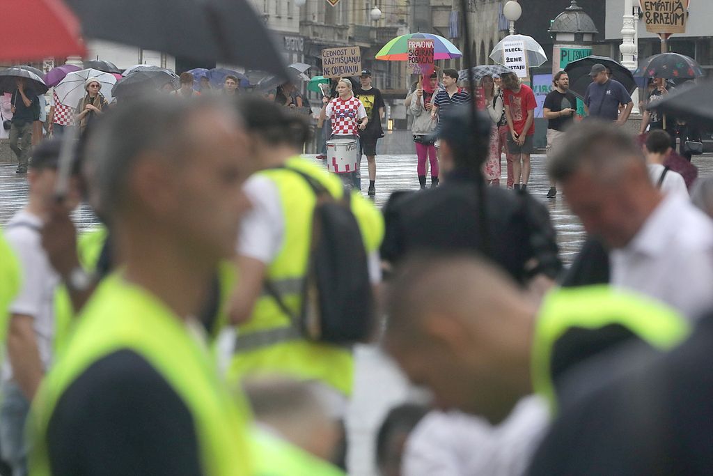 Molitelji na zagrebačkom Trgu bana Jelačića, 2. kolovoza 2025. godine - 2