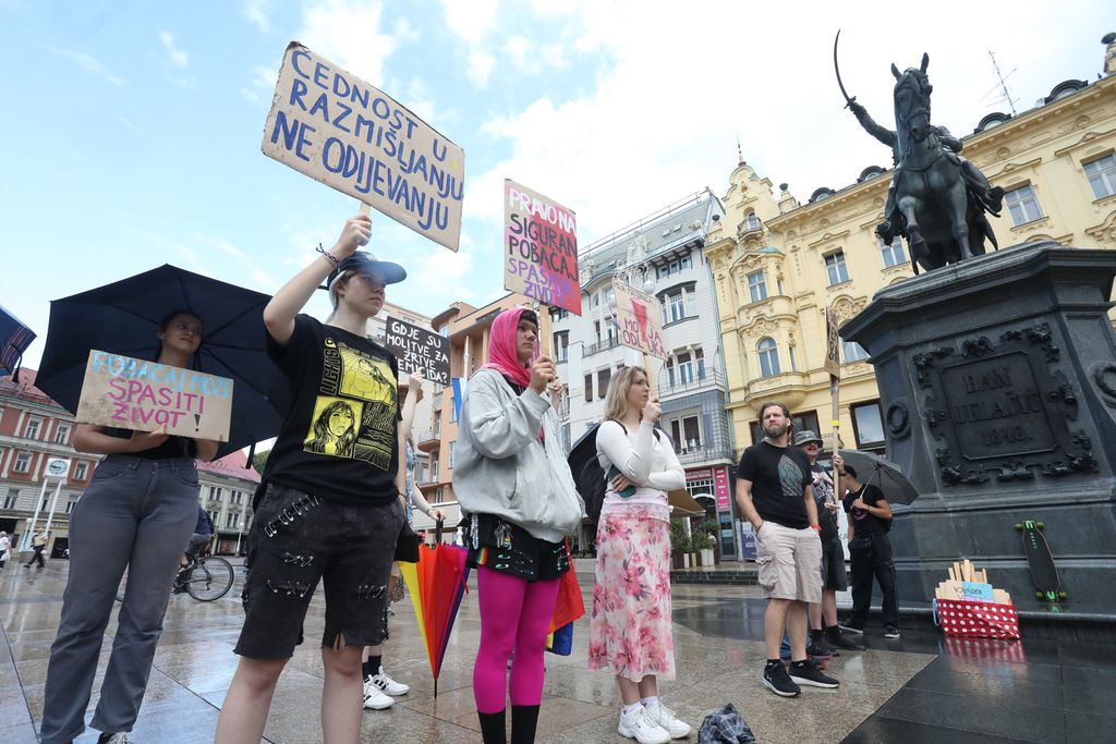 Molitelji na zagrebačkom Trgu bana Jelačića, 2. kolovoza 2025. godine - 2