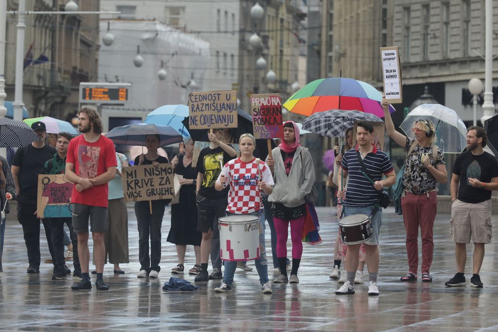 Molitelji na zagrebačkom Trgu bana Jelačića, 2. kolovoza 2025. godine - 2