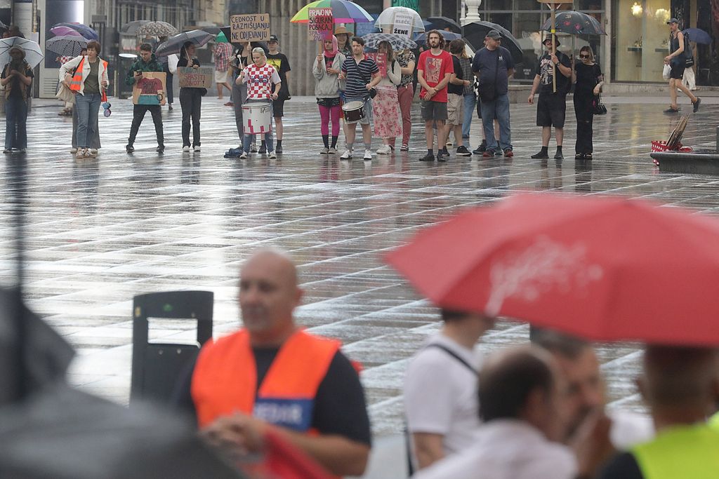 Molitelji na zagrebačkom Trgu bana Jelačića, 2. kolovoza 2025. godine - 2