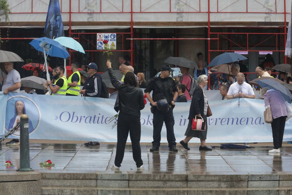 Molitelji na zagrebačkom Trgu bana Jelačića, 2. kolovoza 2025. godine - 2