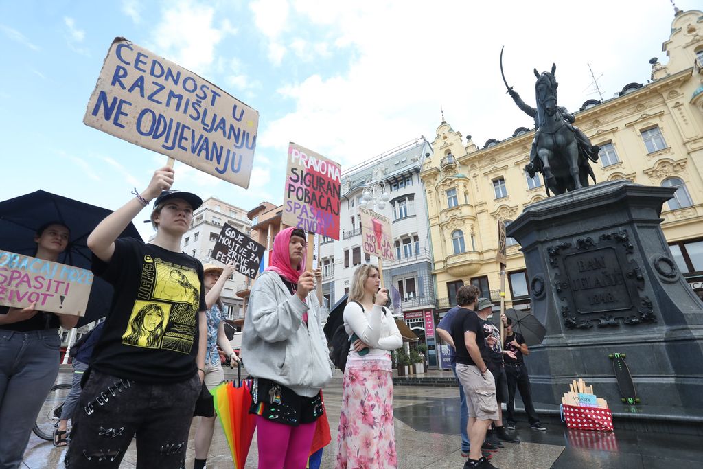 Molitelji na zagrebačkom Trgu bana Jelačića, 2. kolovoza 2025. godine - 2