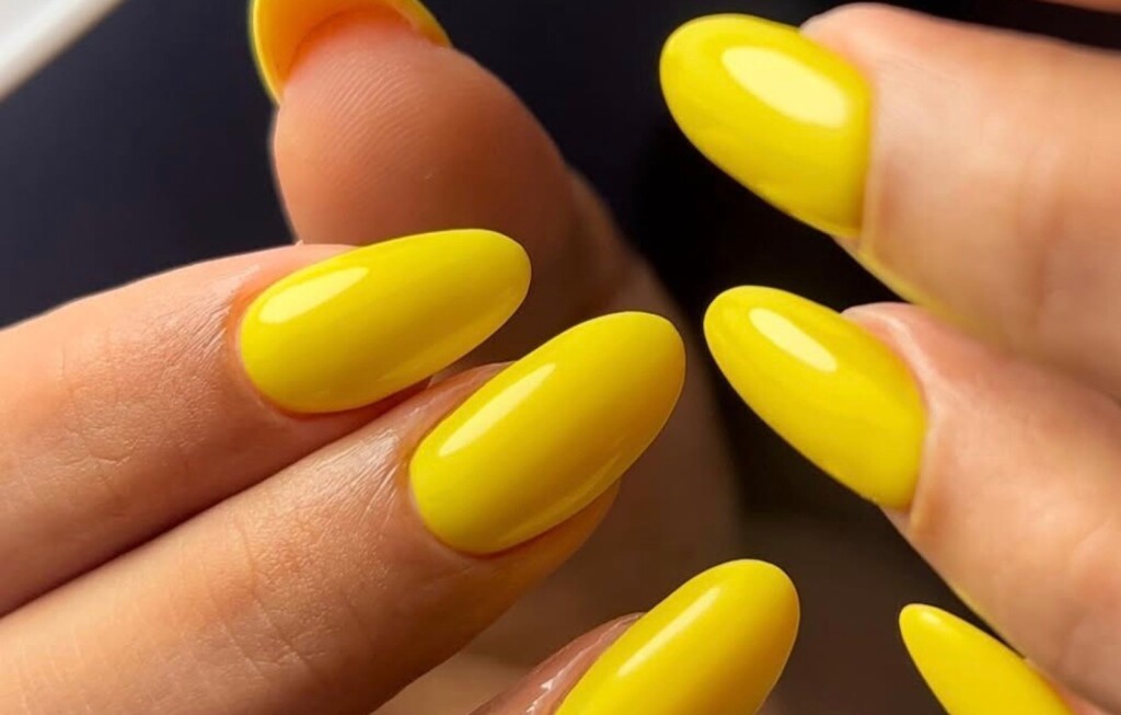 Žute manikure sjajno idu uz ljetno sunce
