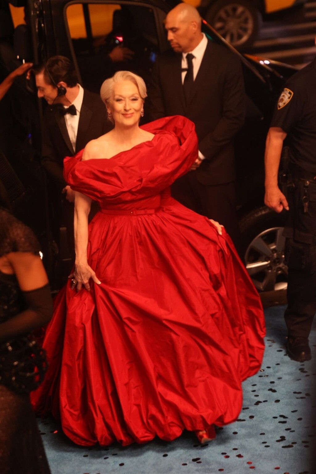 Meryl Streep u crvenoj haljini na setu filma