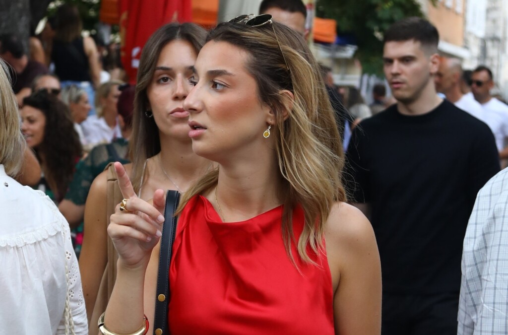 Crvena haljina dovoljna je za sjajan dojam