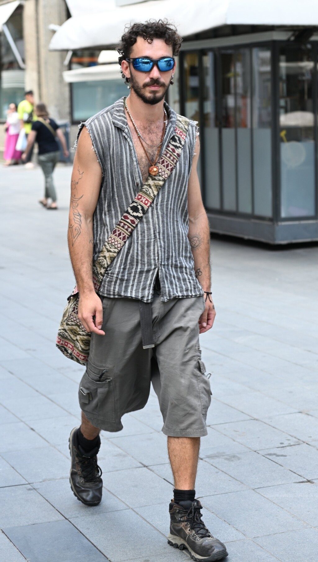 Muškarac sa špice oduševio je kul stavom i kombinacijom