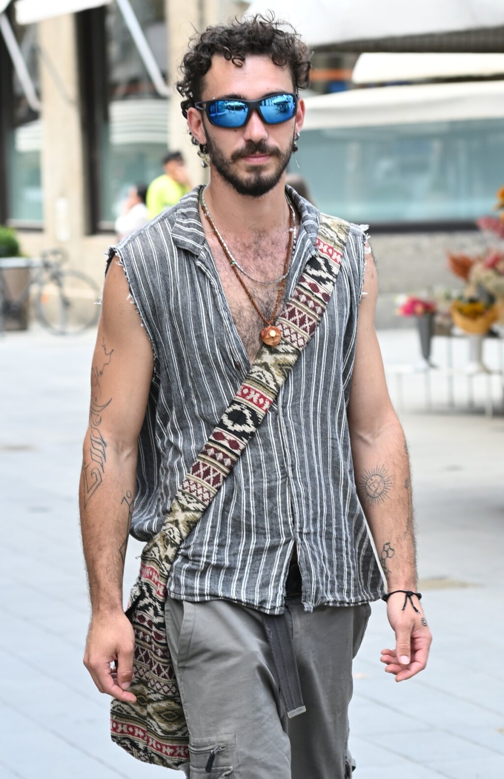 Muškarac sa špice oduševio je kul stavom i kombinacijom