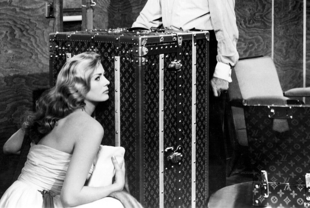 Anita Ekberg u filmu Paris Holiday s Louis Vuitton kovčezima