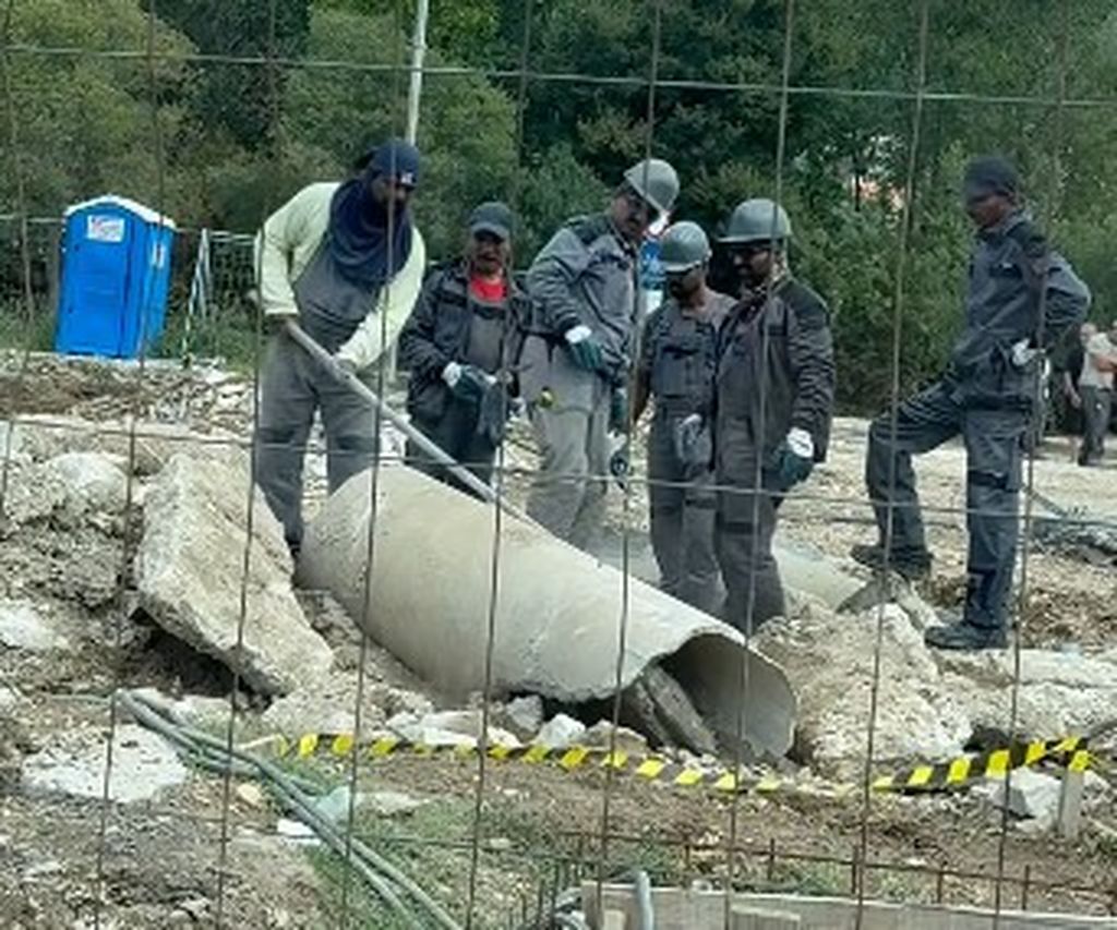 Radnici na gradilištu u Solinu na kojemu su pronađene azbestne cijevi