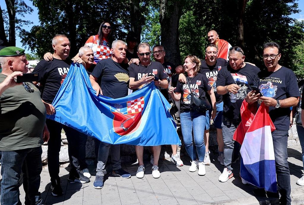 Miro Bulj s obožavateljima - 2