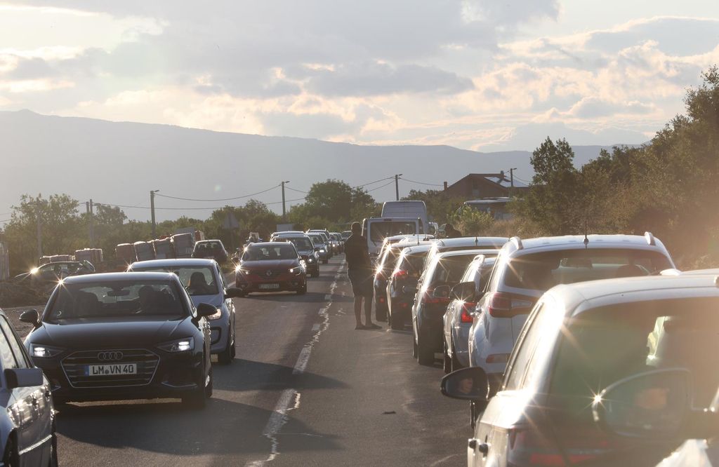 Kolone automobila iz Sinja