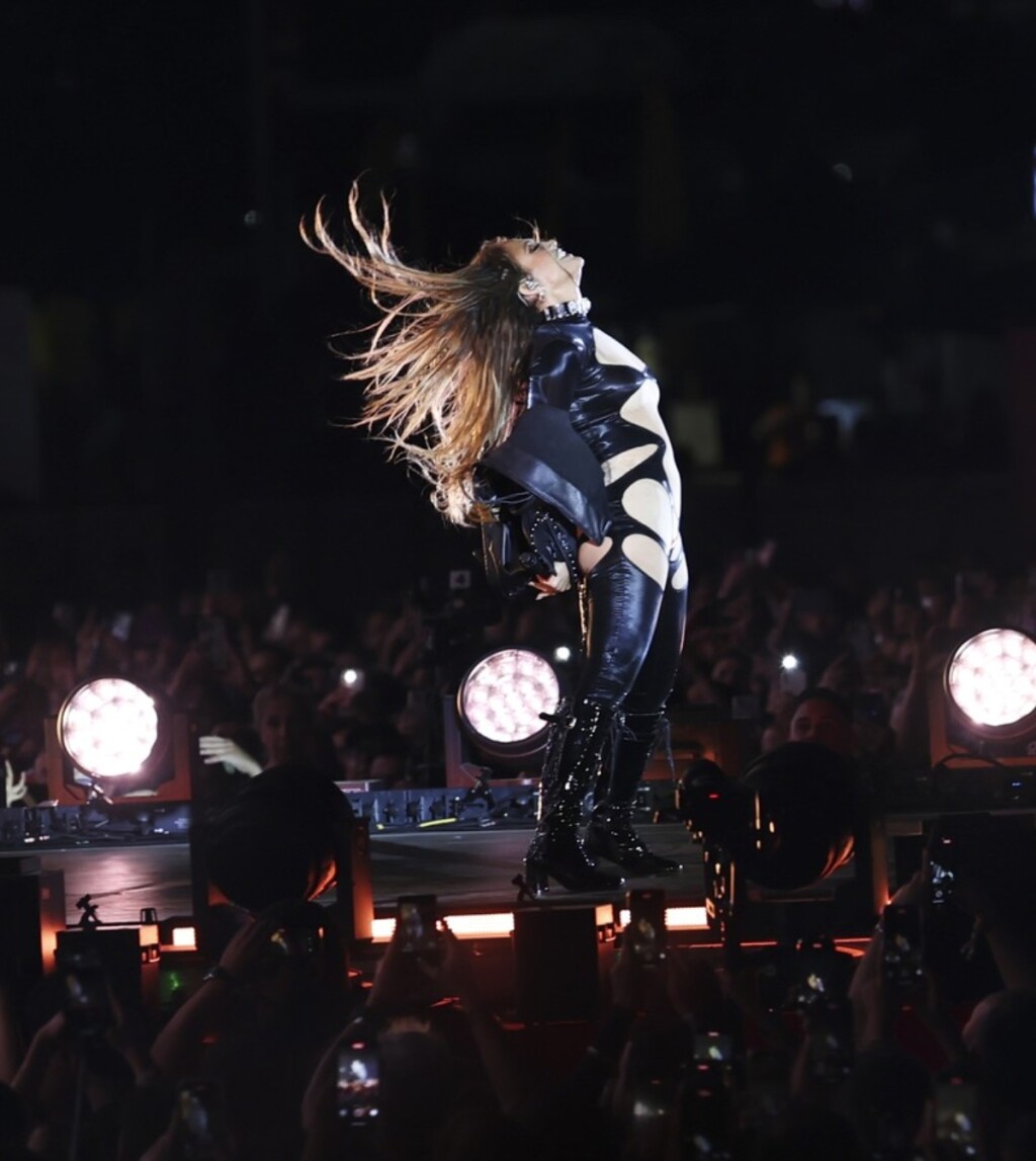 Jennifer Lopez u izdanju koje podsjeća na kultni Cherin kostim