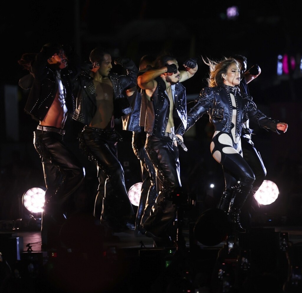 Jennifer Lopez u izdanju koje podsjeća na kultni Cherin kostim