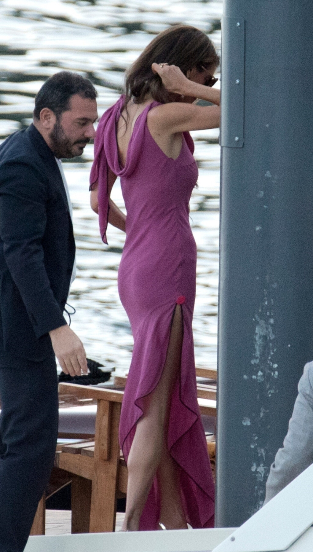 Amal Clooney u haljini s visokim prorezom i zlatnim štiklama - 2