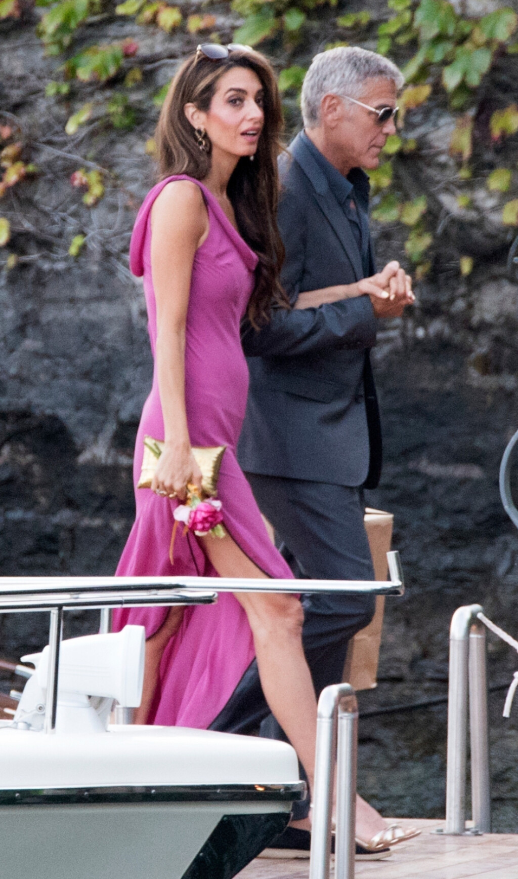 Amal Clooney u haljini s visokim prorezom i zlatnim štiklama - 3