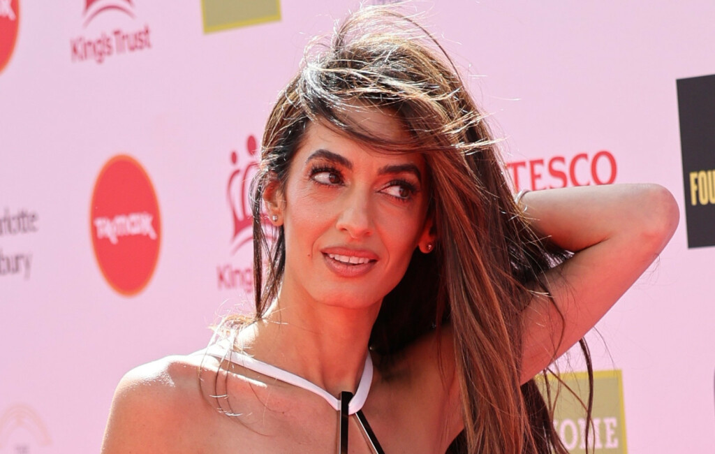 Amal Clooney u haljini s visokim prorezom i zlatnim štiklama - 5