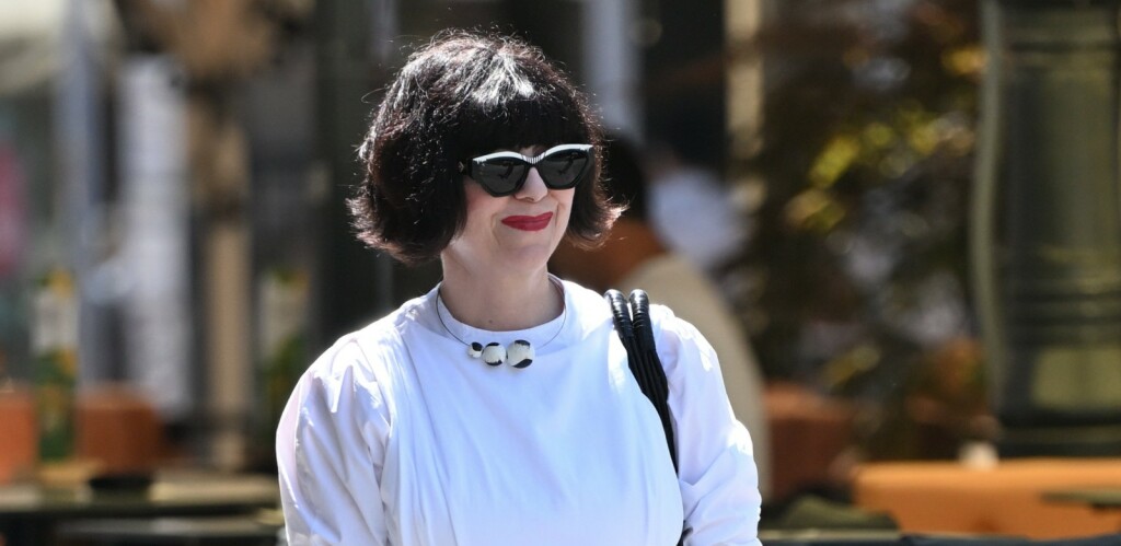 Mirela Holy u bijelim natikačama Naked Wolfe na zagrebačkoj špici 2025. - 2