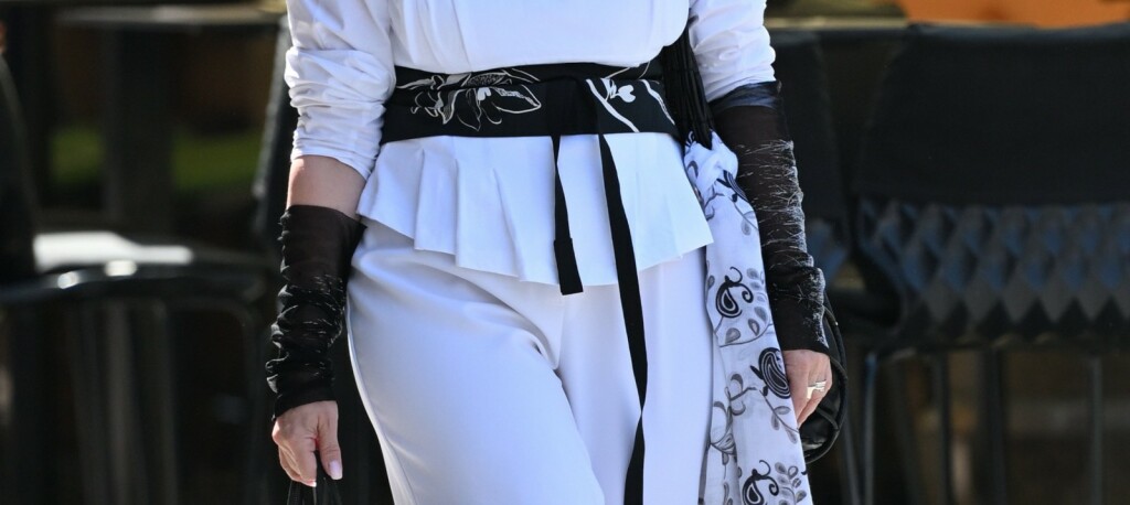 Mirela Holy u bijelim natikačama Naked Wolfe na zagrebačkoj špici 2025. - 3