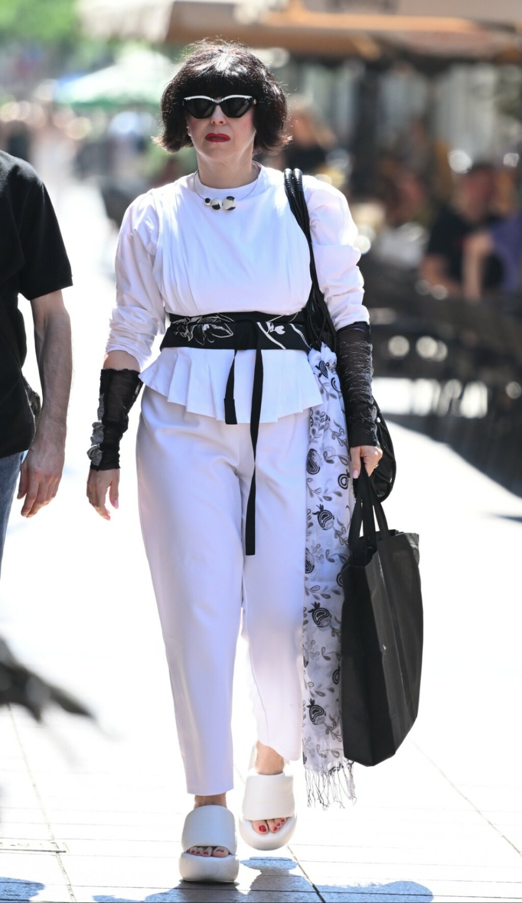 Mirela Holy u bijelim natikačama Naked Wolfe na zagrebačkoj špici 2025. - 4