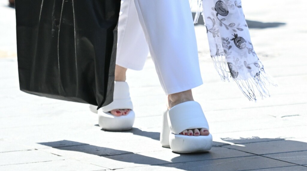 Mirela Holy u bijelim natikačama Naked Wolfe na zagrebačkoj špici 2025. - 5