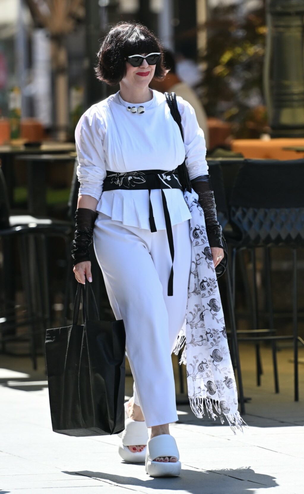 Mirela Holy u bijelim natikačama Naked Wolfe na zagrebačkoj špici