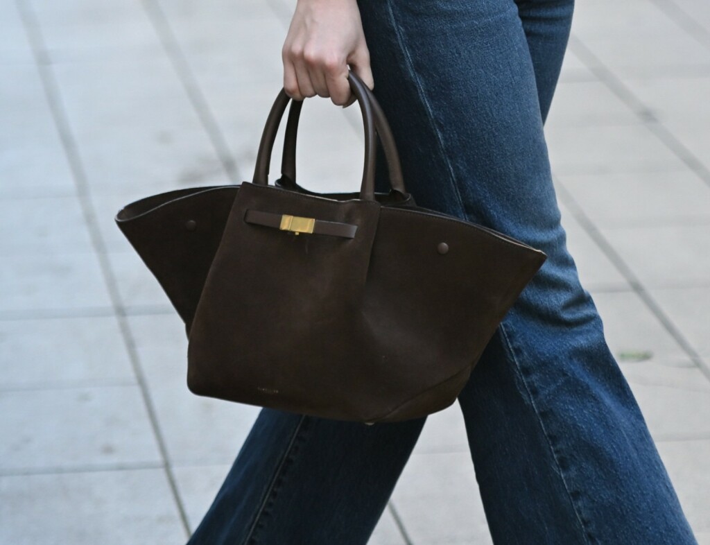 Ulična moda brineta u trapericama i bijeloj majici na zagrebačkoj špici 2025. - 5