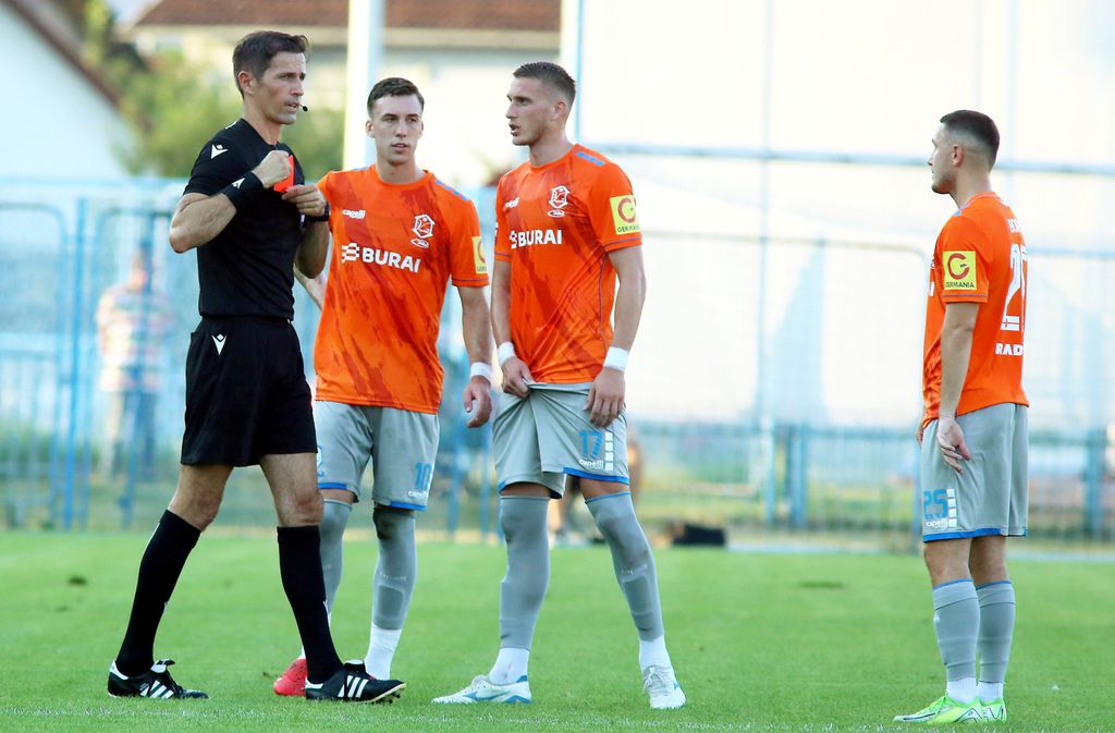 Duje Strukan vadi crveni karton