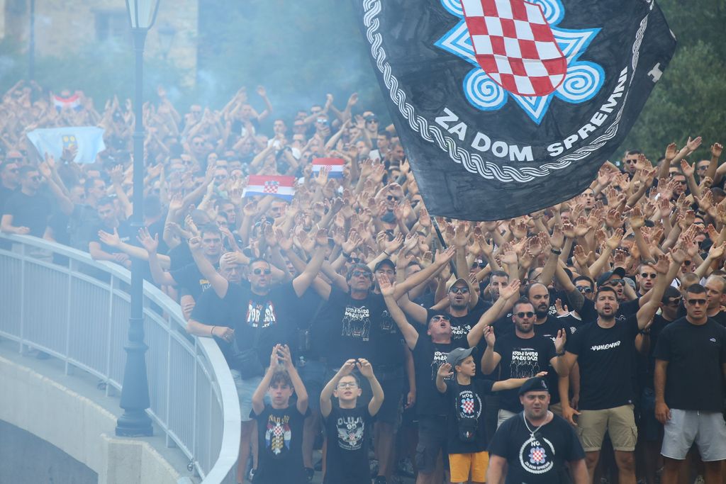 Mimohod navijača u Kninu