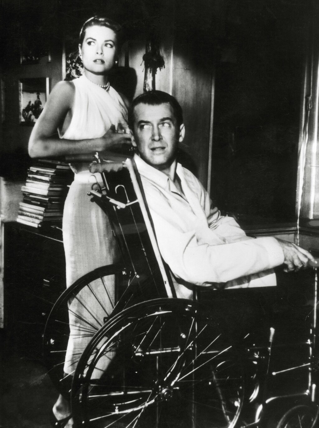 Grace Kelly i James Stewart u filmu Prozor u dvorište