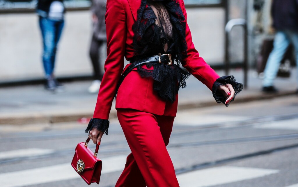 Kombinacija crvene i crne boje savršena je za vatrene lavice