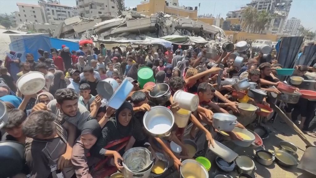 Palestinci ispred humanitarne kuhinje na jugu Pojasa Gaze