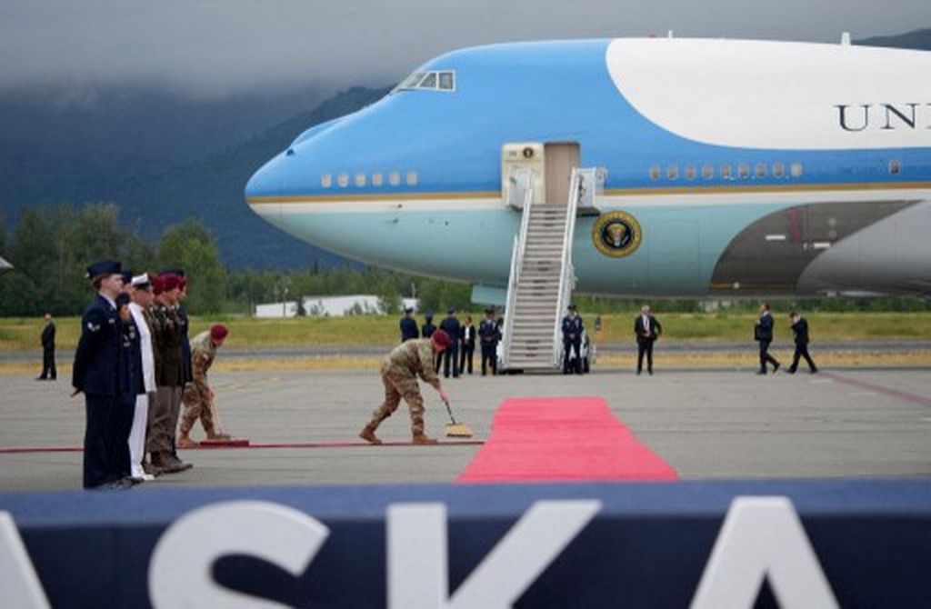 Američki vojnici postavljaju crveni tepih za doček Vladimira Putina