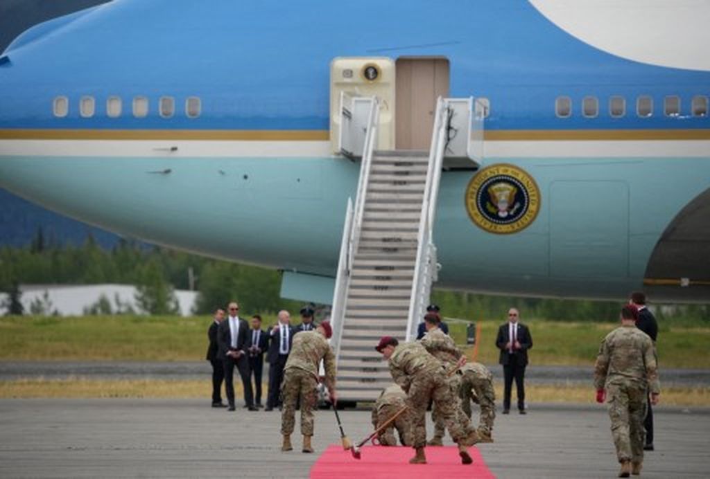 Američki vojnici postavljaju crveni tepih za doček Vladimira Putina