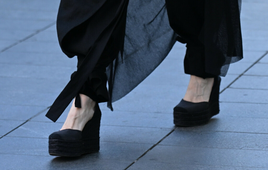 Mirela Holy nosi crne špagerice s platformom i punom petom